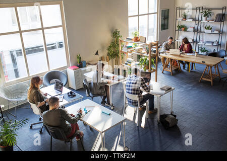 Elevato angolo di visione degli studenti in aula Foto Stock