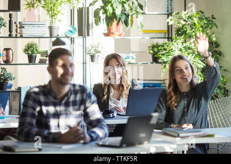 Sorridendo gli studenti durante la lezione in aula Foto Stock