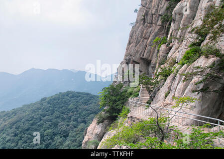 Il listone sanhuang modo fissata al lato della scogliera sul Monte brano nella Provincia di Henan in Cina. Foto Stock