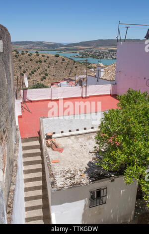 Spettacolo impressionante di Lagar serbatoio da Arcos de la Frontera terrazza, Cadice, Andalusia, Spagna. Questo villaggio bianco è situato sulla scogliera sopra Guadalete Foto Stock