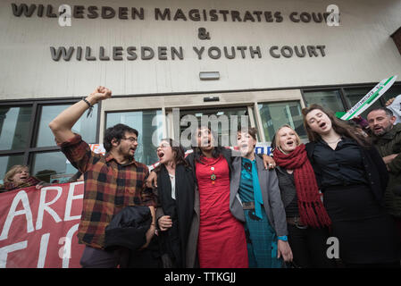 Willesden Magistrates' Court, Londra, Regno Unito. Il 25 gennaio 2016. Il 13 Aeroporto di Heathrow attivisti insieme con i sostenitori emergono da Willesden Magistr Foto Stock