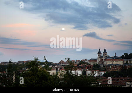 Elevato angolo di visione del paesaggio urbano contro il cielo nuvoloso durante il tramonto Foto Stock