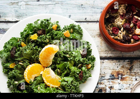 Alta vista angolare di insalata servita nella piastra sulla tabella Foto Stock