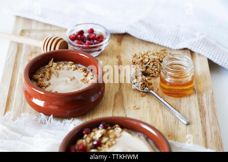 Angolo di alta vista della prima colazione in ciotole sul bordo di taglio Foto Stock