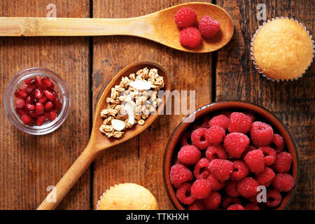 Vista aerea del cibo sul tavolo di legno Foto Stock