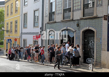 I clienti fanno la fila per acquistare coni di gelato italiani presso il negozio Gelateria Nannarella di Bairro alto Lisbona, Portogallo Europa Europa KATHY DEWITT Foto Stock