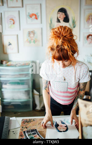Artista femminile lavora in studio Foto Stock