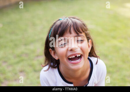 Angolo di alta vista di allegro ragazza al park Foto Stock Angolo di alta vista di allegro ragazza al park Foto Stock