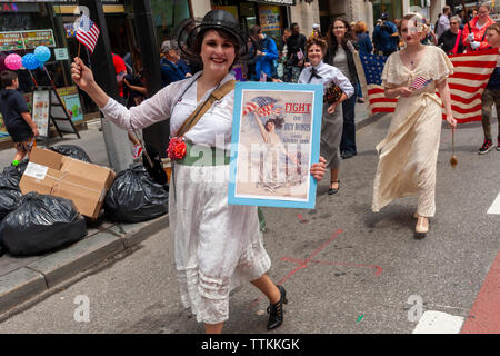 I membri del gruppo di rievocazione storica, la costa Est Doughboys marzo nella bandiera annuale parata del giorno a New York il Venerdì, 14 giugno 2019, a partire da New York City Hall Park. Giornata di bandiera è stata creata dalla proclamazione da parte del Presidente Woodrow Wilson, il 14 giugno 1916 come una vacanza in onore di America's bandiera ma non è stato fino al 1949 quando divenne bandiera nazionale il giorno. La vacanza onora la bandiera 1777 Risoluzione dove le stelle e strisce sono stati ufficialmente adottato come bandiera degli Stati Uniti. (© Richard B. Levine) Foto Stock