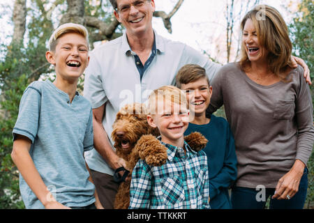 La famiglia felice con Irish Wolfhound in posizione di parcheggio Foto Stock