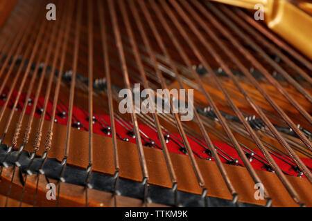 Pianoforte con un coperchio rialzato. Vista dall'interno Foto Stock