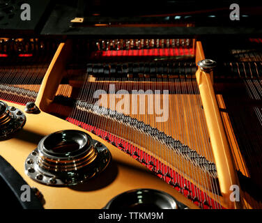 Pianoforte con un coperchio rialzato. Vista dall'interno Foto Stock