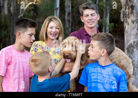 Labradoodle ottiene tutte le attenzione dalla famiglia di cinque persone Foto Stock