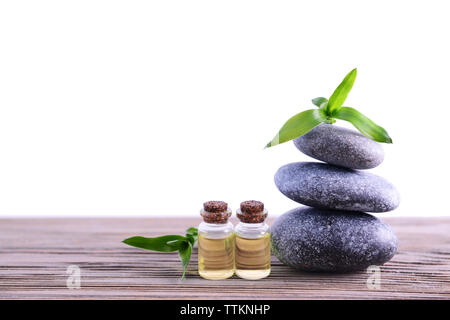 Grigio pietra spa con olio su sfondo chiaro Foto Stock
