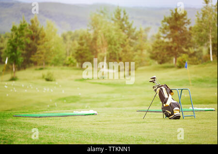 Golf club in borsa sul campo Foto Stock