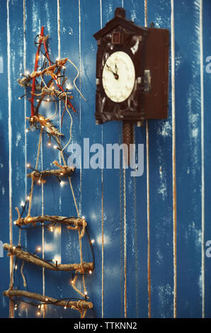 decorazioni natalizie appese su un muro di legno blu Foto Stock