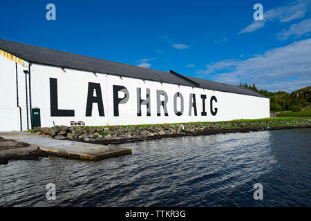 Vista della distilleria Laphroaig sull isola di Islay nelle Ebridi Interne della Scozia, Regno Unito Foto Stock