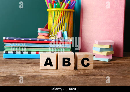 Colorato di cartoleria e di parola ABC sul tavolo Foto Stock