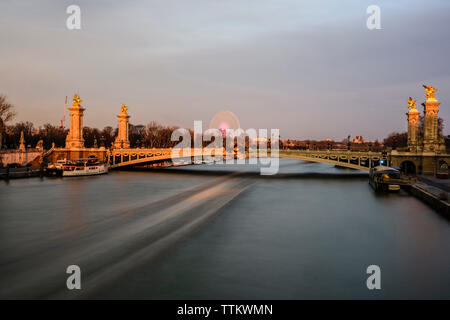 Pont Alexandre III oltre il Fiume Senna contro sky durante il tramonto Foto Stock