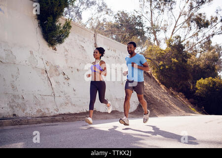 Determinati amici jogging sulla strada Foto Stock