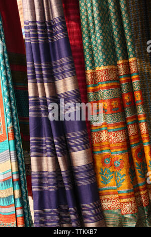 Sari in un negozio di abbigliamento, Dilli Haat, New Delhi, India Foto Stock