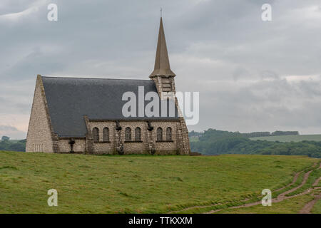 La chiesa di Notre-Dame-de-La-Garde, sulle Scogliere di Etretat, Francia. Foto Stock