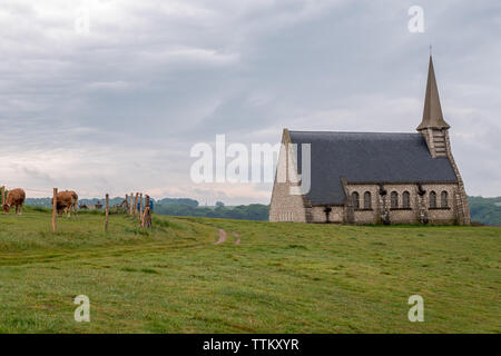 La chiesa di Notre-Dame-de-La-Garde, sulle Scogliere di Etretat, Francia. Foto Stock