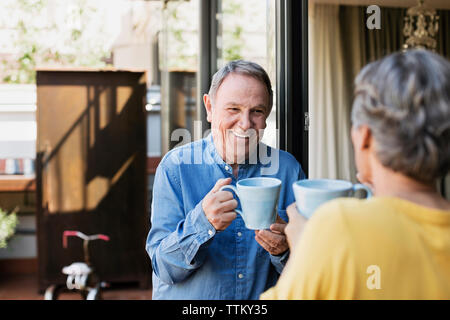 Felice coppia senior avente il caffè sul portico Foto Stock