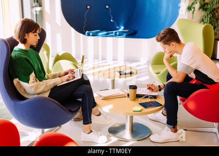 Gli studenti universitari che studiano in biblioteca Foto Stock