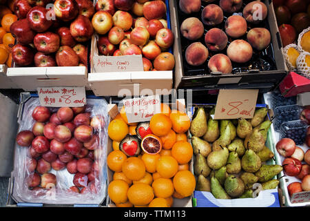 Vista aerea di frutta visualizzati in stallo del mercato Foto Stock