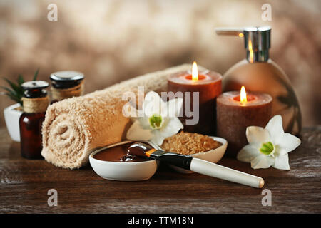 Spa set di cioccolato con le candele su sfondo sfocato Foto Stock