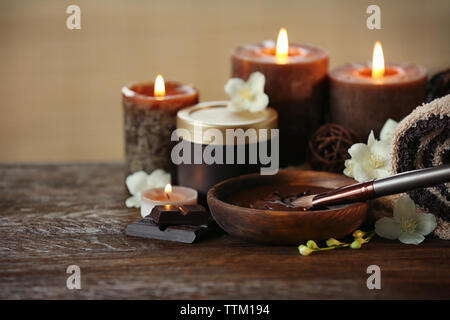 Spa set di cioccolato con le candele su sfondo marrone Foto Stock