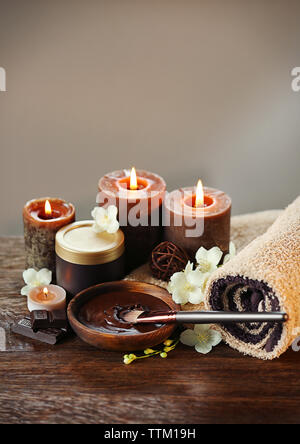 Spa set di cioccolato con le candele su sfondo sfocato Foto Stock