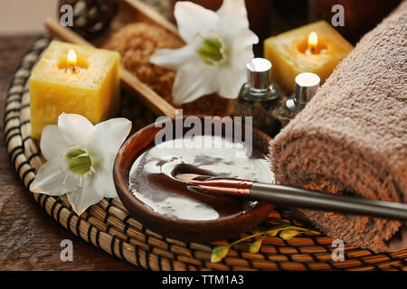 Spa set di cioccolato con le candele su sfondo sfocato Foto Stock
