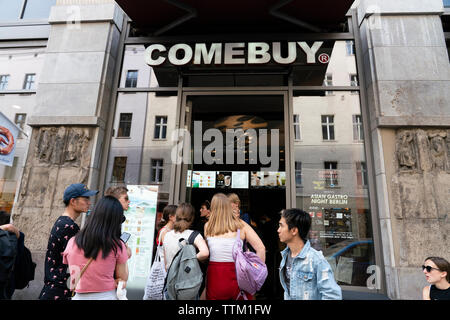 Coda dei clienti al di fuori della Corea Comebuy cafe nel quartiere Mitte di Berlino, Germania Foto Stock