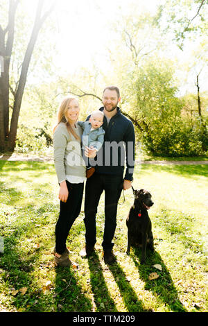 Una famiglia sta insieme con i loro cani Weimaraner Foto Stock