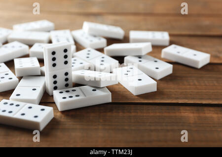 Cumulo di domino sul tavolo di legno Foto Stock