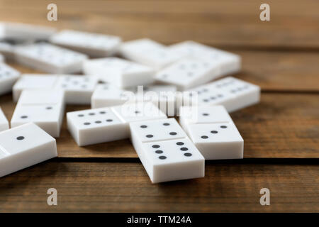 Cumulo di domino sul tavolo di legno Foto Stock