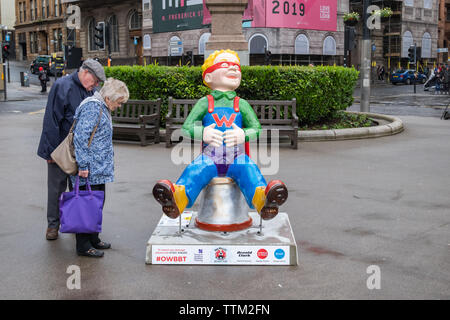 Glasgow, Scotland, Regno Unito. 17 Giugno, 2019. Chiedo Wullie, creato da David RG Chapman. Questa statua vede Oor Wullie armati con una vecchia tenda, uno strofinaccio e Paw Y-fronti. Ooppure dell eroe qot guisin' come Wonder Wullie. La scultura è parte di Oor Wullie del grande sentiero della benna. Credito: Berretto Alamy/Live News Foto Stock