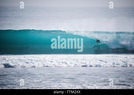 Persona surf nella laminazione di surf alle isole mentawai Foto Stock