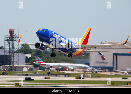 Un Southwest Airlines Boeing 737 aviogetti solleva dall'Aeroporto Internazionale di Charlotte-Douglas in una senza nuvole, cielo blu. Foto Stock