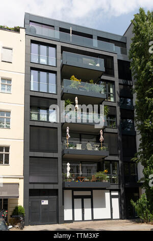 Esterno del lusso moderno edificio di appartamenti in gentrified quartiere di Prenzlauer Berg di Berlino, Germania Foto Stock