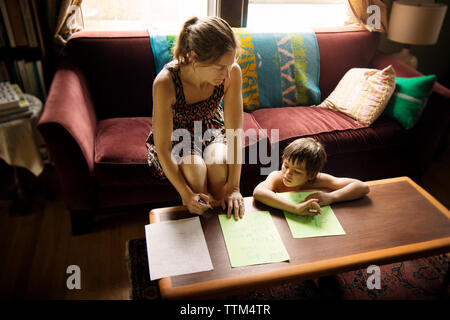 Madre e figlio giocare in ambienti interni Foto Stock