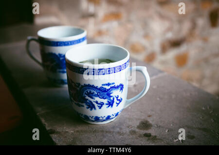 Close-up di tazze tè sul davanzale Foto Stock