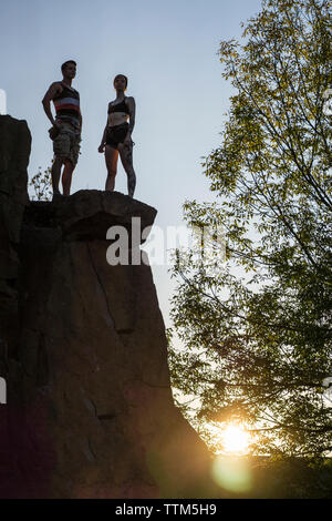 Stagliano arrampicatori sulla sommità della parete di roccia Foto Stock