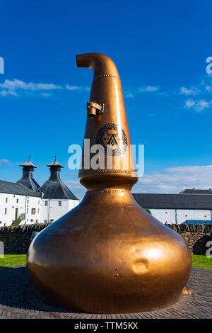 Vista della distilleria Ardbeg sull isola di Islay nelle Ebridi Interne della Scozia, Regno Unito Foto Stock