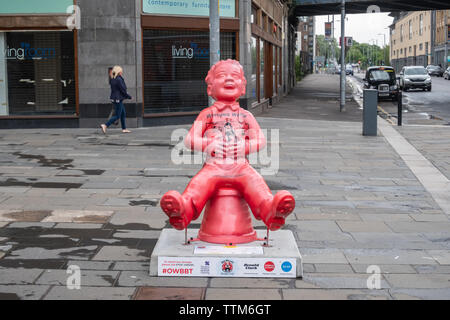 Glasgow, Scotland, Regno Unito. 17 Giugno, 2019. Whoopee Wullie, creato da Conzo Throb. Oor Wullie è raffigurato come un enorme whoopee cuscino, vero per il suo stile, piena di guancia e scherzi. La scultura è parte di Oor Wullie del grande sentiero della benna. Credito: Berretto Alamy/Live News Foto Stock