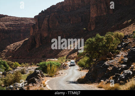 Angolo di alta vista di auto sulla strada di campagna contro la montagna Foto Stock