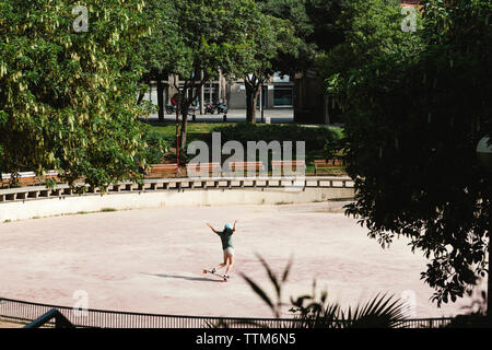 Elevato angolo di visione della donna lo skateboard in posizione di parcheggio Foto Stock