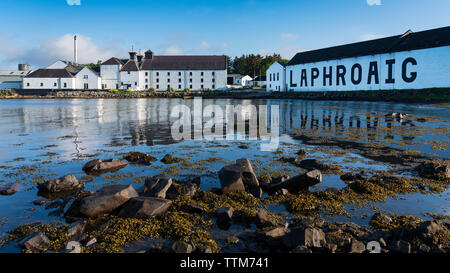 Vista della distilleria Laphroaig sull isola di Islay nelle Ebridi Interne della Scozia, Regno Unito Foto Stock